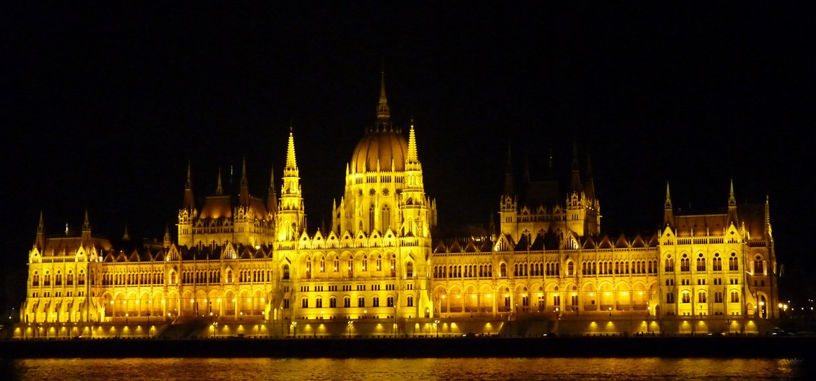 Budynek parlamentu w Budapeszcie nocą